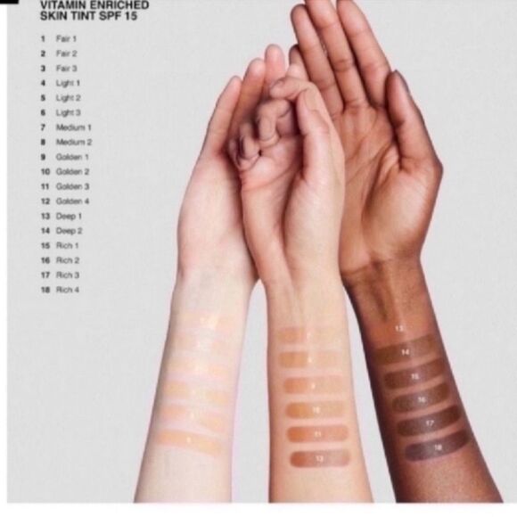 Bobbi Brown Vitamin Enriched Skin Tint SPF 15 Colour: Golden 3 - Picture 9 of 12